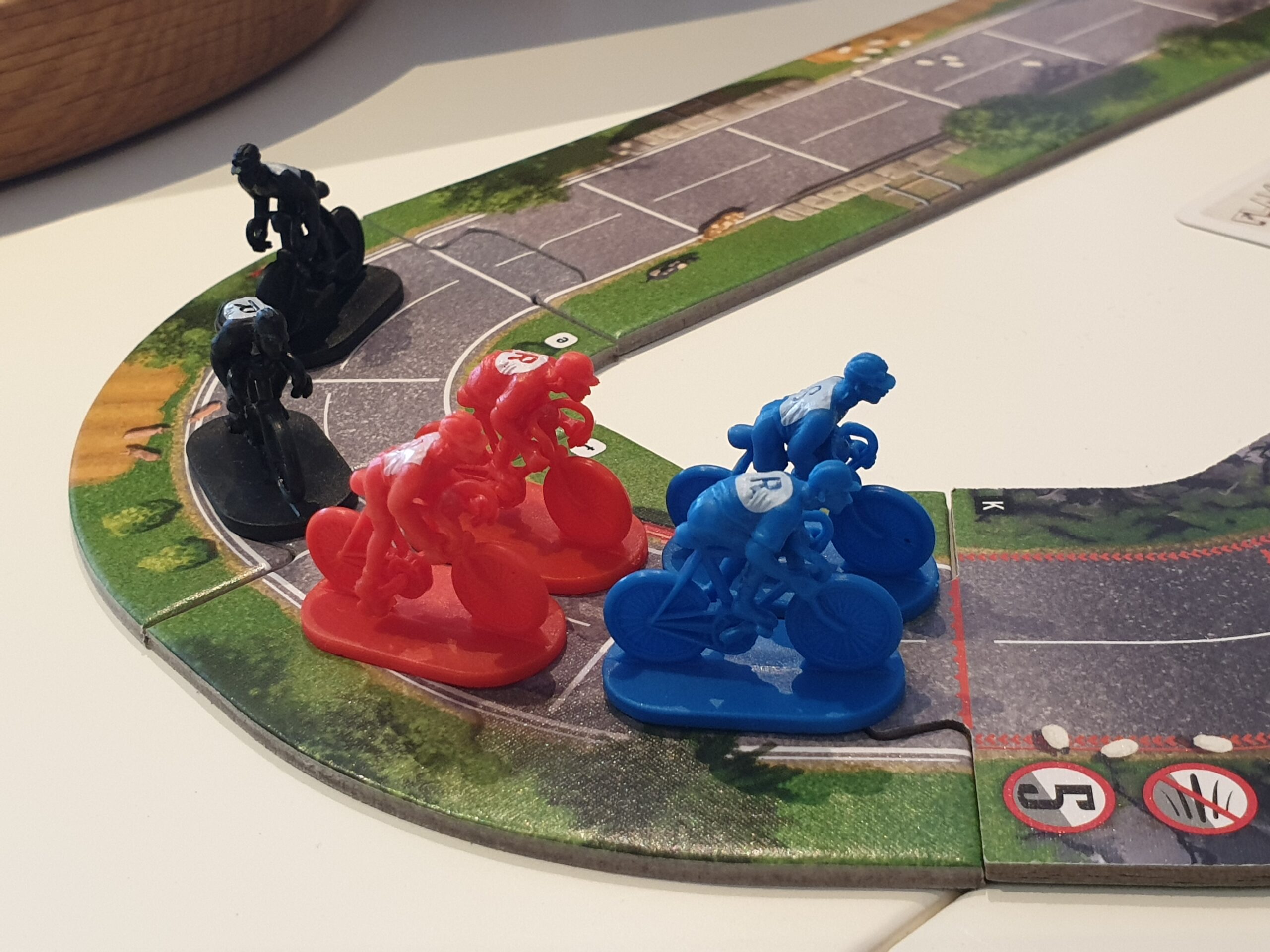 A tight bend cloged with racers from Flamme Rouge
